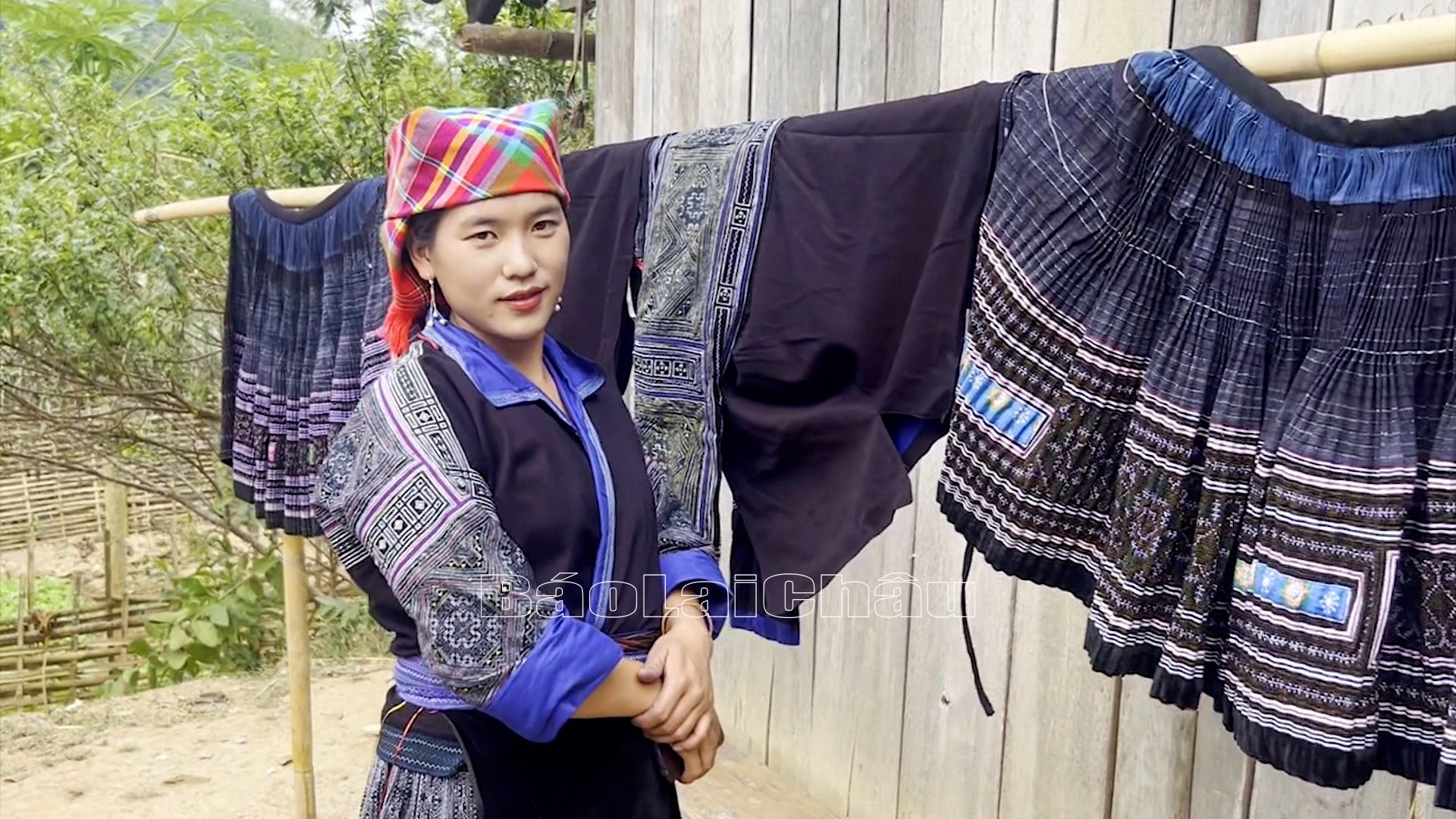 Phụ nữ dân tộc Mông xã Pha Mu, huyện Than Uyên bên sản phẩm sau khi hoàn thành.